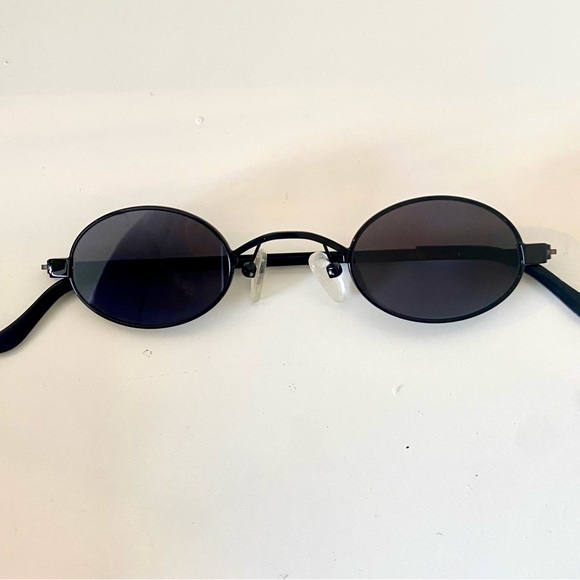 Roberi & Fraud “Doris” Sunglasses. Black. - Picture 3 of 3